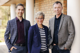 Geschäftsführung von links: Malte Niebuhr (Prokurist), Katja Stremme (Geschäftsführerin), Thomas Becker (Prokurist)